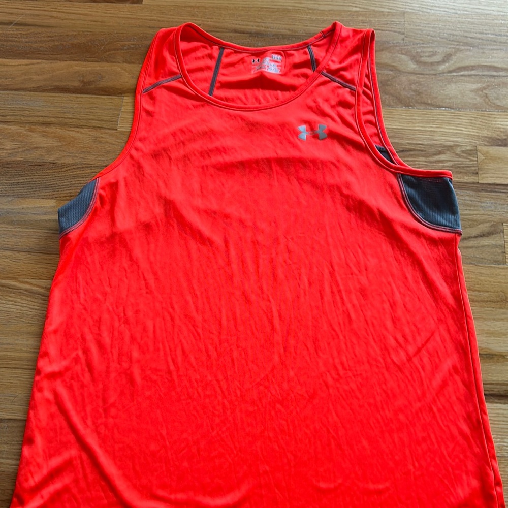 UnderArmour Women’s fitted workout tank